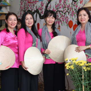 CŨNG BỞI EM MẶC CHIẾC ÁO BÀ BA